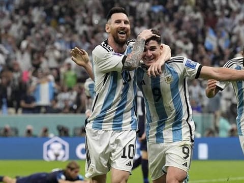 Leo Messi thrilled his legion of fans along the way, scoring 2 goals, with his swivel and driving run to set up the third goal for Álvarez in the 69th minute.