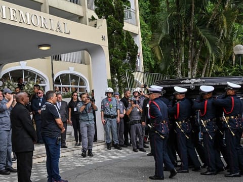The coffin of the late Brazilian football star Pele arrives to the Santos' Memorial Cemetery after the funeral procession in Santos, Sao Paulo state, Brazil.