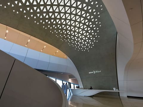 In addition to the technological integrations, the structure and finishing of the headquarters is sustainable by design, facilitating minimal energy consumption.