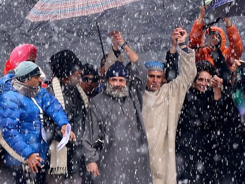 Rahul Gandhi's successful unity march has ended in Kashmir. In this image taken in Srinagar on Monday, the Congress leader is flanked by Omar Abdullah, former Chief Minister of Jammu and Kashmir, and Priyanka Gandhi