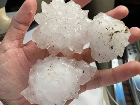 Hail and heavy rain in Fujairah and Khorfakkan