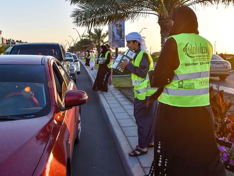 File image used for illustrative purposes: Volunteers hand over iftar packets as part of a Ramadan Initiative by Al Ihsan Charity Association and Beit Al Khair Society at a traffic signal at Al Heera beach in Sharjah