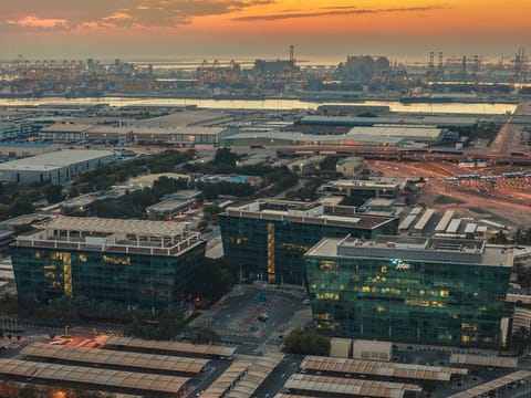 Jafza offers several benefits and support services to draw local and international businesses