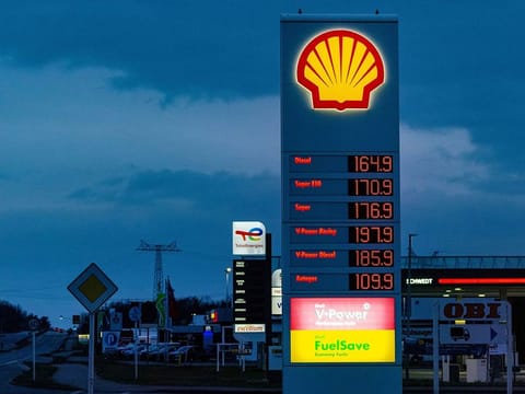 Shell's numbers stack up well even as energy prices slipped off their highs during the quarter.