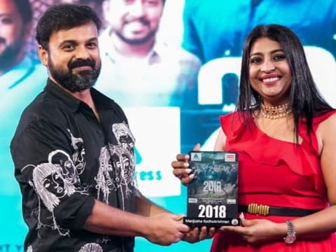 Malayalam actor Kunchako Boban presents an award to Manjusha Radhakrishnan, Entertainment Editor of Gulf News, at Sharjah Expo on June 3, 2023.