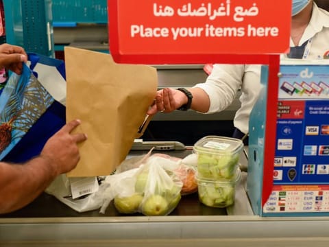 Shoppers going for re-usable bags for grocery in Abu Dhabi Photo: Virendra Saklani/Gulf News