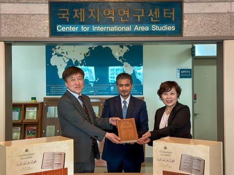 Ahmed bin Rakkad Al Ameri, CEO of Sharjah Book Authority (SBA), during presenting a copy of the Historical Corpus of the Arabic Language to the Director of Hankuk University of Foreign Studies in Seoul.
