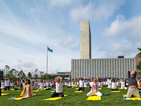 Modi flanked by Richard Gere and UN General Assembly President Csaba Kőrösi at the UN yoga event on June 21, 2023.