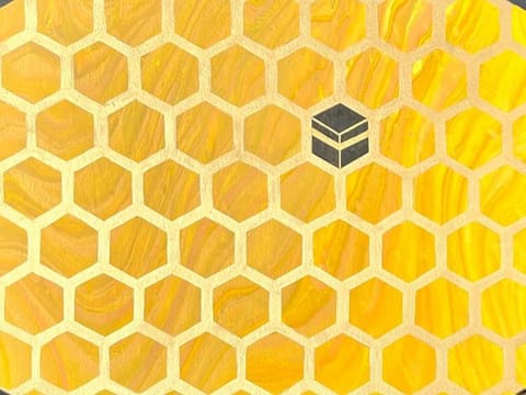 Artist: Sacrylicco by Sara Mir Title: “Honeycomb” Year: 2023 Style: Contemporary Islamic Fine Art Dimensions: 14 inch hexagonal stretched canvas Medium: Acrylics, 24K genuine gold