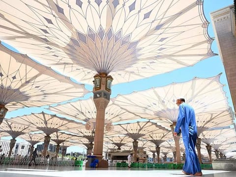 An effective multi-way mechanism is employed at the Prophet’s Mosque in Medina to keep temperatures under control.