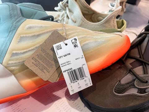 Unexpectedly strong sales of Yeezy shoes left over from the Ye collaboration will likely help reduce the company’s operating losses this year.