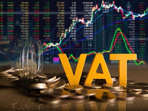 The VAT refund applies to non-resident tourists aged 18 and above, as long as their total spending at a store exceeds SAR 500.