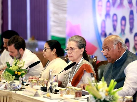Congress Parliamentary Party (CPP) Chairperson Sonia Gandhi, Congress President Mallikarjun Kharge, party leader Rahul Gandhi and West Bengal Chief Minister Mamata Banerjee during the second day of the joint Opposition meeting in Bengaluru (File)
