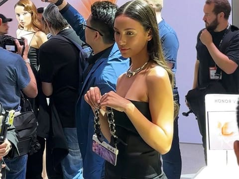A model showcasing Honor's concept V Purse at the IFA Berlin event.