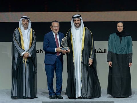 American Judge Frank Caprio, former Chief Judge of the Municipal Court of Providence in the USA, receives award from Sheikh Sultan bin Ahmed Al Qasimi, Deputy Ruler of Sharjah and Chairman of the Sharjah Media Council, at the International Government Communication Forum