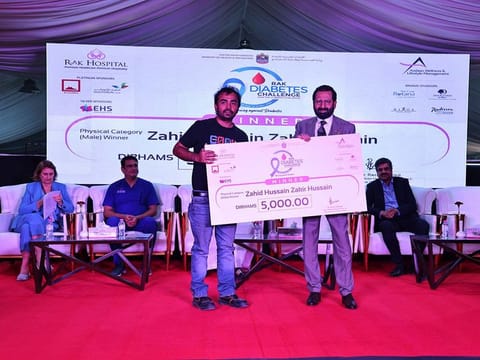 Zahid Hussain receiving prize from Dr Raza Siddiqui for being the overall winner of the RAK Diabetes Challenge 2023