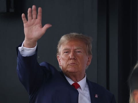 Oil drops over 14% as Trump pauses Iran strikes after talks.