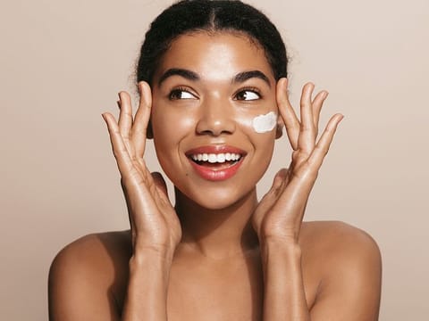 Kojic acid lightens and evens out your skin tone, healing it from sun damage, age spots and acne scars.