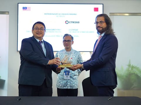 The signing ceremony was witnessed by Fahmi Fadzil, Minister of Communications (Centre). Representing CyberSecurity Malaysia was Dr. Haji Amirudin Bin Abdul Wahab, CEO of CyberSecurity Malaysia (L) and Mr. Mirza Asrar Baig, CEO & Founder CTM360 (R)