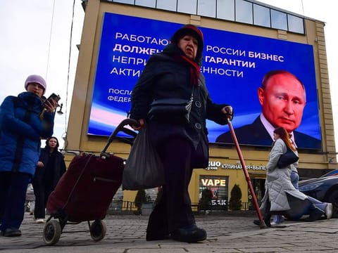 The world order needs to come up with new ways to resolve the Russia-Ukraine situation. The West's emphasis on sanctions alone is proving ineffective.