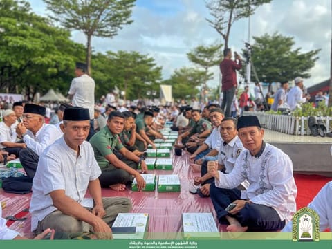 Muslims gather at the Indonesia iftar banquet.