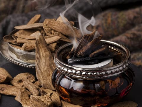 The King Saud Medical City, a Saudi Ministry of Health institution in Riyadh, has pointed out that inhaling the fragrant smoke reduces oxygen to the brain, causing headache and migraine.