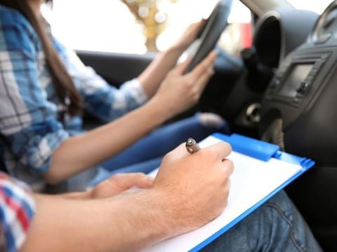 If you encounter a driving school vehicle, it’s important to minimize risks for learner drivers who might be inexperienced.