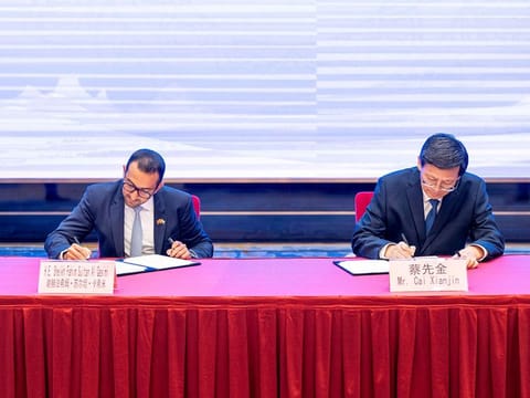 DGR Chairman Sheikh Fahim Al Qasimi (L) and Cai Xiangyin, Director-General of the Shandong Provincial Foreign Affairs Office, signing a Memorandum of Understanding