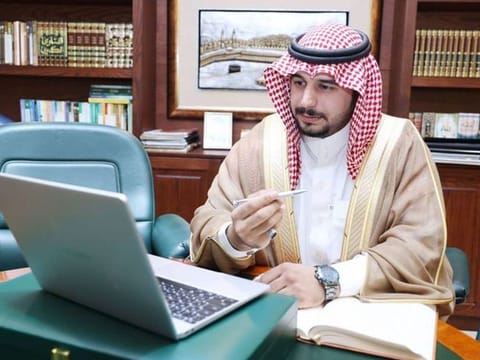 Saudi lawyers clad in the bisht and formal dress while doing the job. The bisht dress code applies to emirs and deputy emirs of provinces, governors, ministers, assistant and deputy ministers, leaders of independent departments and their deputies, as well as heads and deputy heads of city halls in the kingdom.