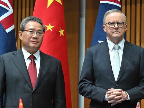 Australian Prime Minister Anthony Albanese (R) and China's Premier Li Qiang.