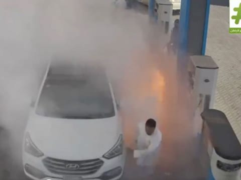 The situation escalated quickly as the car’s owner and other customers fled the scene for safety.