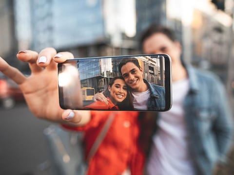 Who needs a dedicated camera, when your smartphone is equipped with everything you need for bright, true-to-life images? Our guide gives you the best options for smartphones with camera systems that are ideal for summer photography.