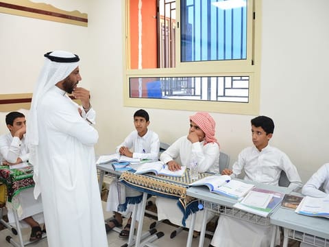 If the expelled teacher does not wish to take a lower position, they may be assigned non-teaching work in schools or education departments for a maximum of six months, during which they will receive their salary based on their current rank. Illustrative image