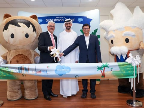 From left to right: Thierry Nicault, Area Vice President and General Manager, Salesforce Middle East; Omar Sultan Al Olama, Minister of State for AI, Digital Economy, and Remote Work Applications; and Srini Tallapragada, President and Chief Engineering Officer, Salesforce