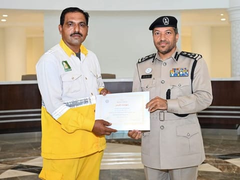 Altaf Hussain Omaruddin receiving appreciation certificate from Brigadier Dr Ahmed Saeed Al Naaour, Director General of the General Administration of Central Operations.