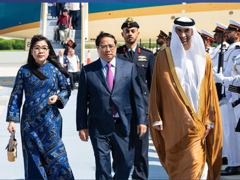 Pham Minh Chinh, Prime Minister of the Socialist Republic of Vietnam, with Dr Thani bin Ahmed Al Zeyoudi, Minister of State for Foreign Trade