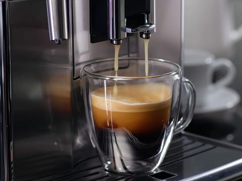 With features like customisable grind settings, milk frothing systems, and user-friendly interfaces, these top picks combine technology and taste to bring barista-style drinks into your home.