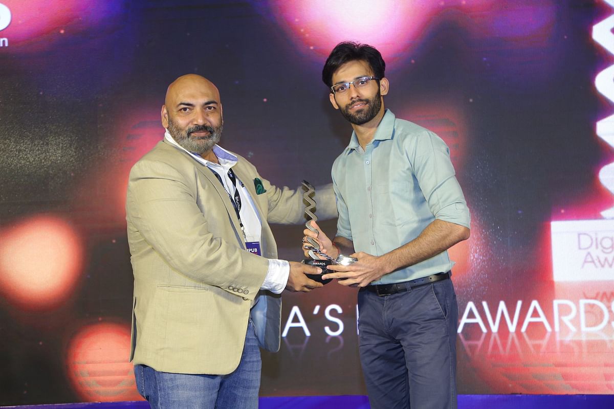 ALTBalaji receiving, Website of the year (Emerging) award 