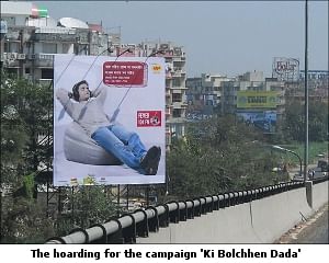 Fever FM paints the city red to promote audio blog, 'Ki Bolchhen Dada'