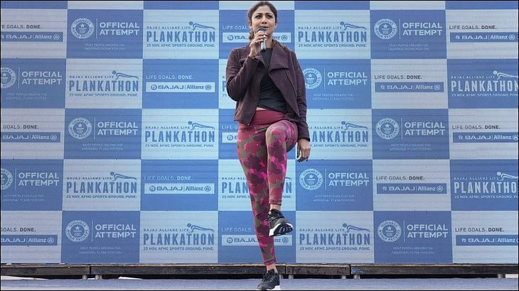 Bajaj Allianz gets 2k+ people to 'plank' in outdoor act