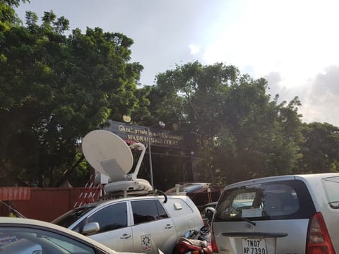 Madras HC bans Advertisements, Hoardings at Traffic Junctions