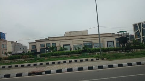 Karanjawala gets injunction for DLF against infringement of EMPORIO
