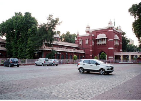 Shabby handwriting in Medico-Legal Report lands Doctor Rs. 5,000 penalty from Allahabad HC