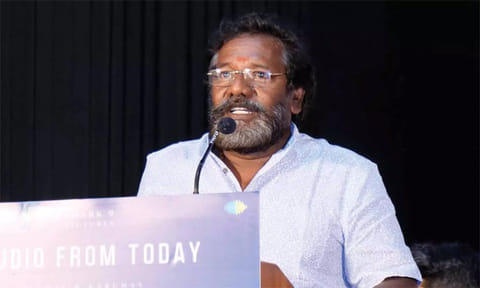 விஜய் ரசிகர்கள் மக்களை மிரட்டி வருகிறார்கள்: கருணாஸ் பேட்டி