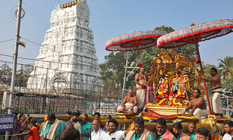 கற்பகவிருட்ச வாகனத்தில் எழுந்தருளி மாட வீதிகளில் வலம் வந்த கல்யாண வெங்கடேஸ்வரர்