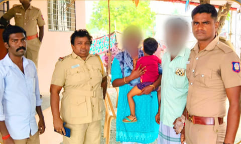 திருவிழா கூட்டத்தில் தனியே தவித்த குழந்தை மீட்பு; பெற்றோரிடம் ஒப்படைப்பு 