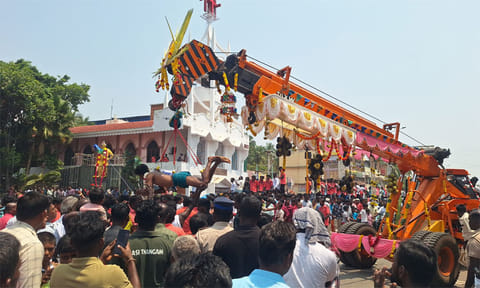 பறவை காவடி எடுத்து வந்த பக்தர்