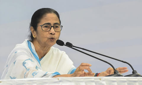 பா.ஜ.க. அறிவுரையை கேட்டு தேர்தல் நேரத்தில் அரசியல் விளையாட்டை ஆட வேண்டாம்:  ஜனாதிபதிக்கு மம்தா பானர்ஜி அறிவுரை
