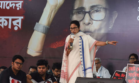 நான் மக்கள் உரிமைக்கான தர்ணா போராட்டத்தில் இருந்தேன்:  ஜனாதிபதி விவகாரத்தில் மம்தா பானர்ஜி விளக்கம்
