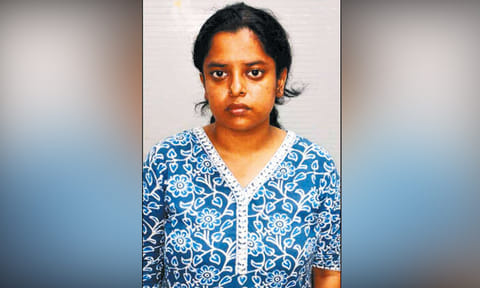 சிங்கப்பூரில் வேலை: இளம்பெண்களை ஏமாற்றி ரூ.24 லட்சம் சுருட்டல்- பட்டதாரி பெண் கைது